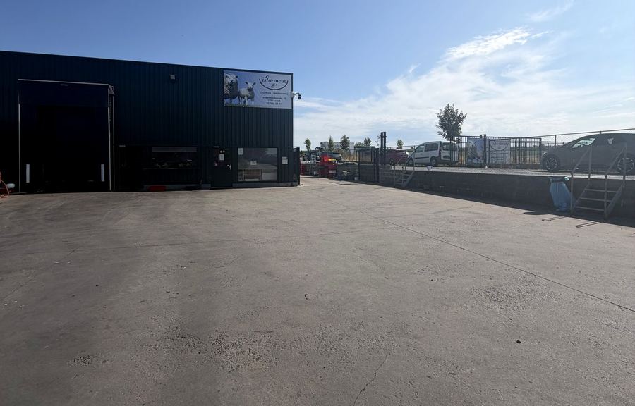 Ruime parking voor de deur van Isla-Meat